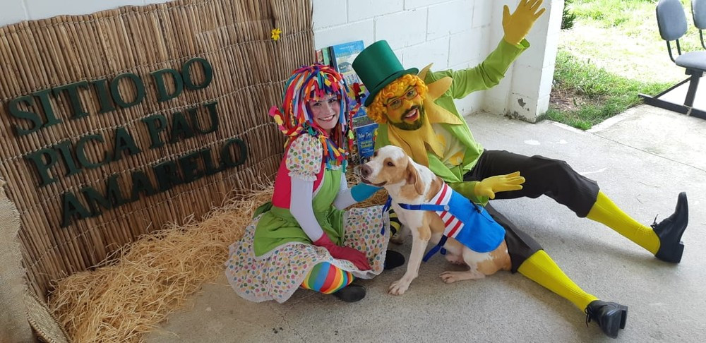 Cachorro fantasiado do personagem Pedrinho com os atores que dão vida aos personagens do escritor Monteiro Lobato — Foto: Divulgação/ ONG Chico Pata