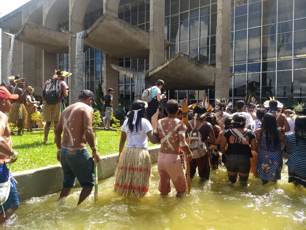 Indígenas entram em espelho d'água do Palácio da Justiça durante marcha do 15º acampamento Terra Livre — Foto: Marília Marques/G1DF