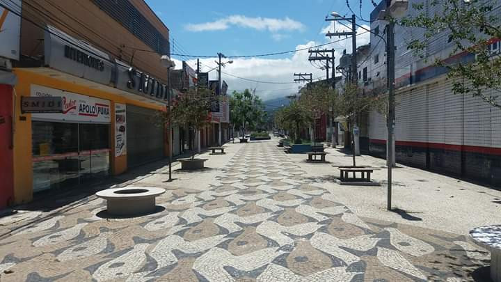 Comércio fechado e ruas vazias em Ubatuba - Foto: Silviane Neumann