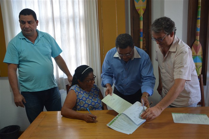 Moradora recebe o título definitivo de propriedade - Foto: Divulgação/PMP