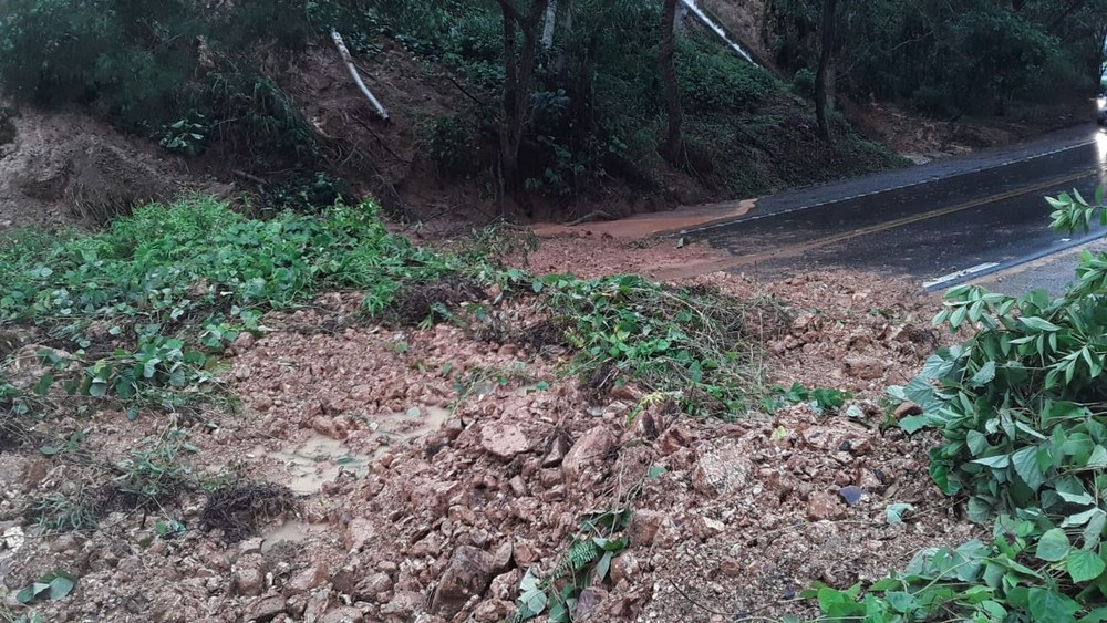Após quedas de barreiras, trânsito na estrada Paraty-Cunha funciona em meia pista — Foto: Reprodução/Arquivo Pessoal