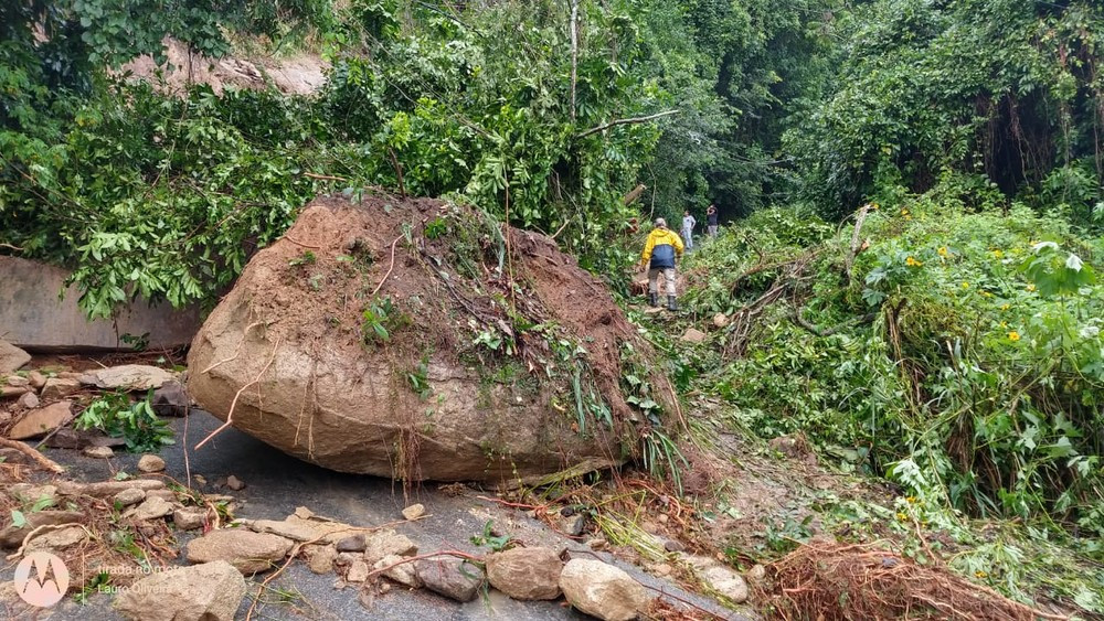 Após temporal, pedra desliza na Estrada de Maciéis, em Angra dos Reis — Foto: Divulgação/Defesa Civil