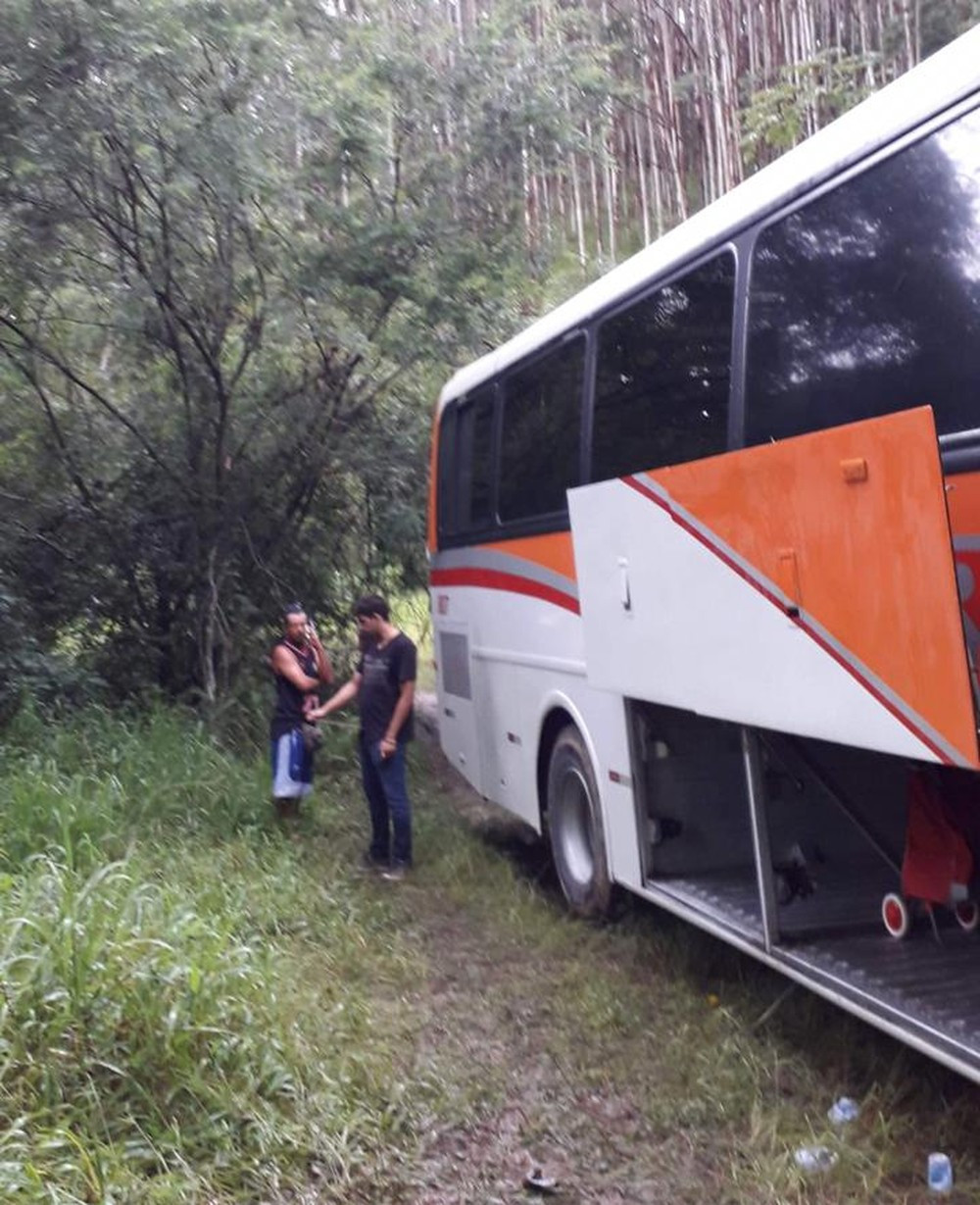 Ônibus foi assaltado na Rodovia dos Tamoios — Foto: Ademilson Paz/Arquivo Pessoal