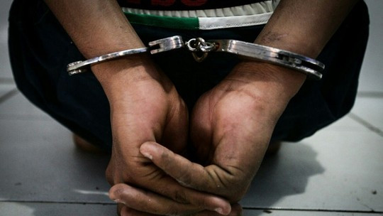 Mesmo algemado, homem detido por meio de mandado de prisão, conseguiu pegar arma da cintura do PM e atirar. Ocorrência foi na tarde de segunda-feira (22) no Sertão da Quina.