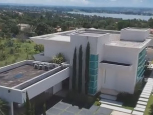Flávio Bolsonaro compra mansão de R$ 5,97 milhões em bairro nobre de Brasília