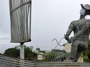 Fundacc instala máscaras em monumentos para incentivar população na prevenção contra Covid-19, em Ca