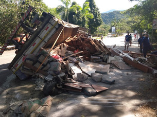 Carreta tomba e homem fica ferido na BR-101, em Paraty