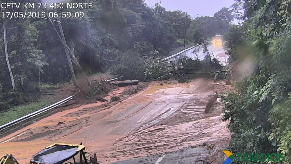Concessionária informou que houve queda de barreira durante a madrugada, quando a rodovia já estava fechada por risco de deslizamento — Foto: Concessionária Tamoios/Divulgação