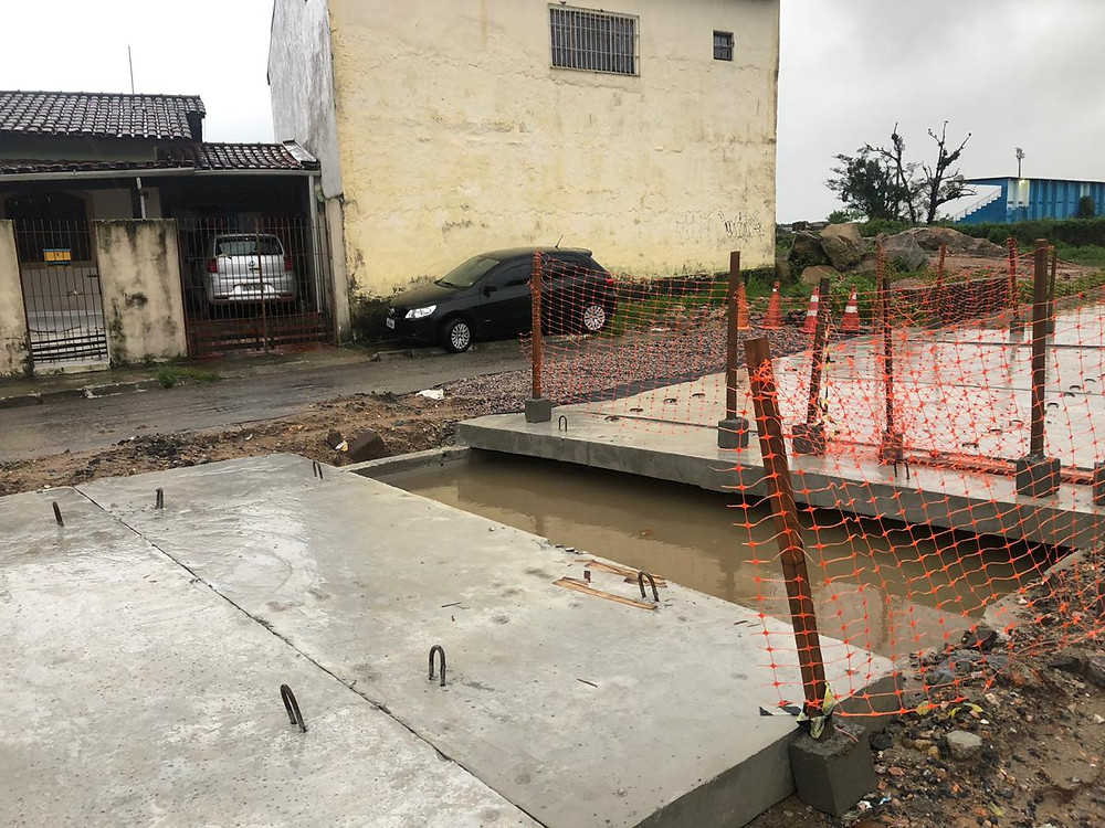 Obras de instalação da nova tubulação instalada na avenida Brasília, para ampliar a drenagem de águas pluviais - Foto: Divulgação/PMC