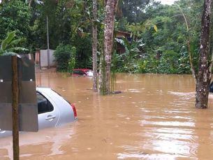 Temporal alaga casas, causa queda de barreiras e interdita Rio-Santos em Angra e Paraty