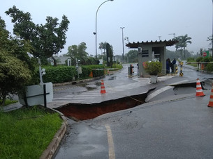 Chuva deixa mais de 25 bairros em estado de alarme em Angra e abre cratera na Rio-Santos