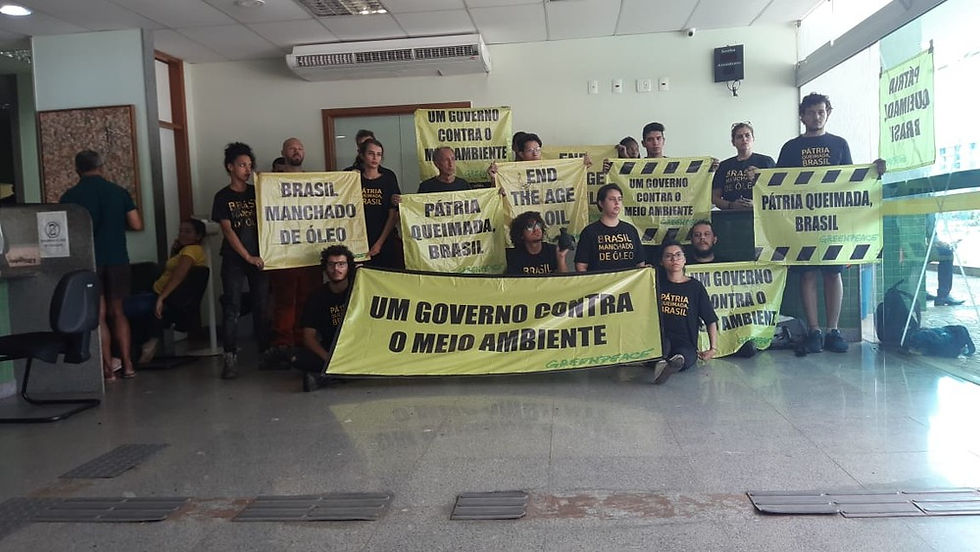 Ativistas do Greenpeace foram levados para 5ª Dp, na Asa Norte — Foto: Carolina Cruz/TV Globo