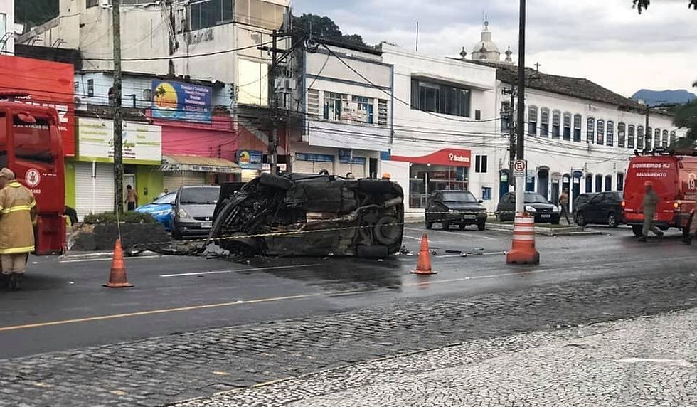 Motorista foi baleado na cabeça e capotou com o carro — Foto: Reprodução/Redes sociais