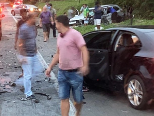 Acidente entre três carros oito feridos na BR-101, em Angra dos Reis