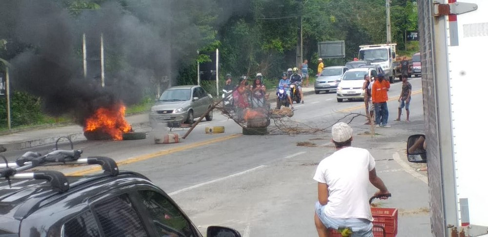 Manifestantes colocam corpo na pista e fecham BR-101, em Angra dos Reis - Foto: Divulgação