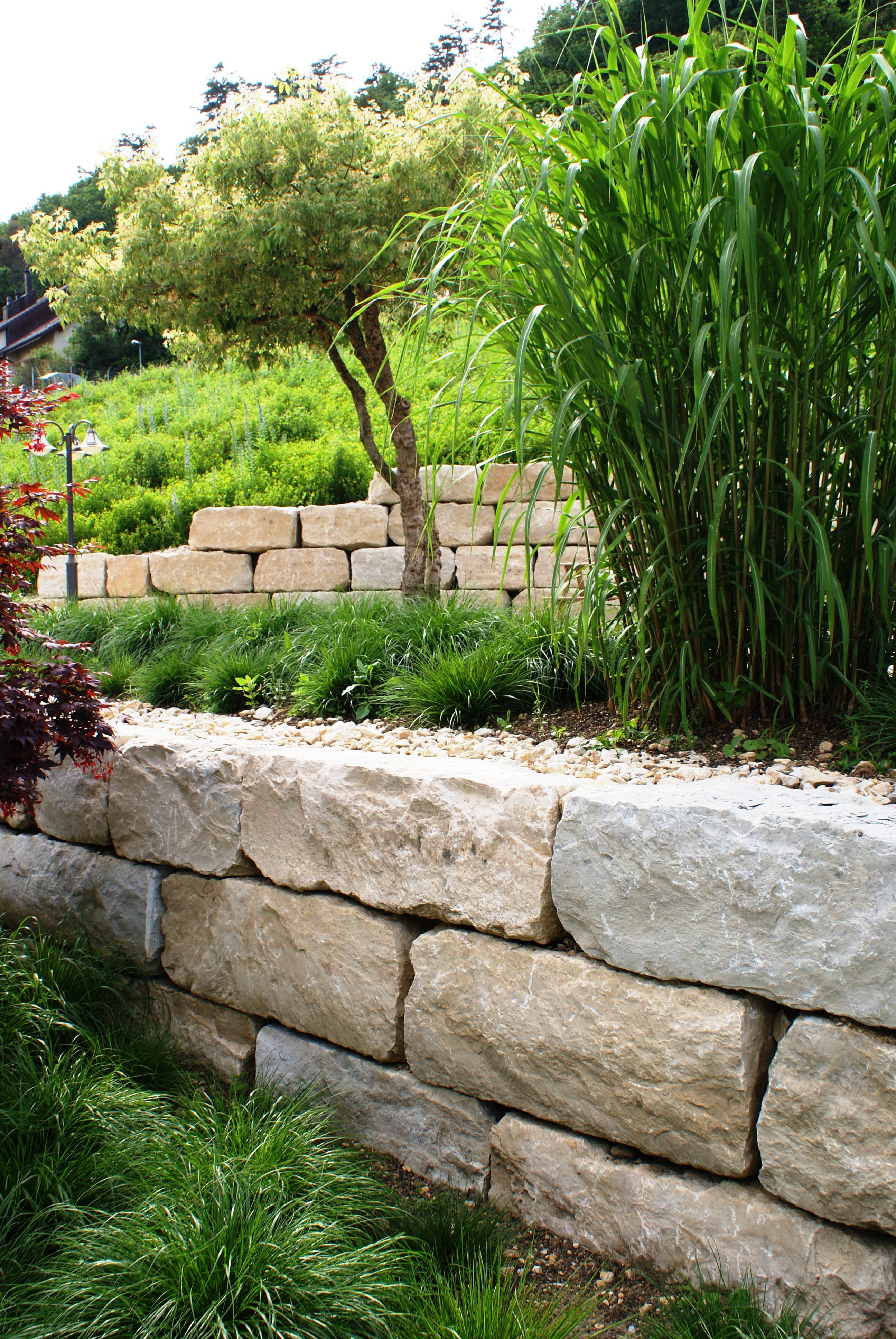 Steinmauern, Steinplatten & Steinwege im Garten