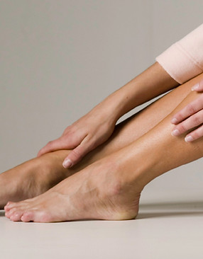 Die Beine der Frau im Fokus