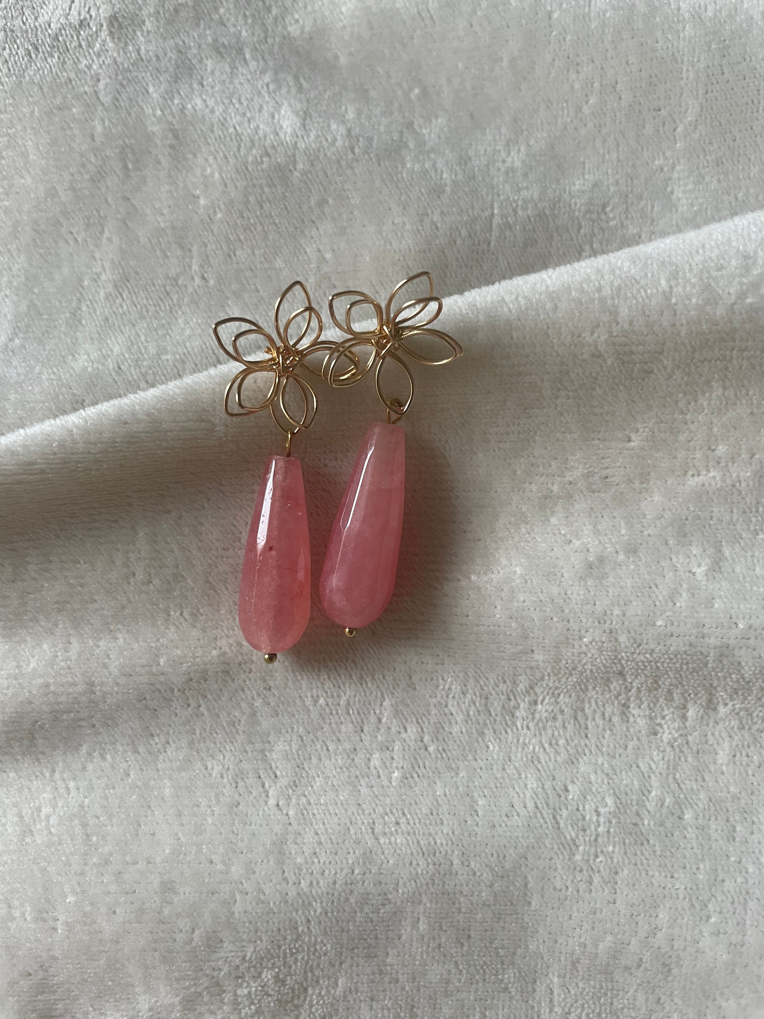 Oorbellen roze natuursteendruppel met bloem knopje 
