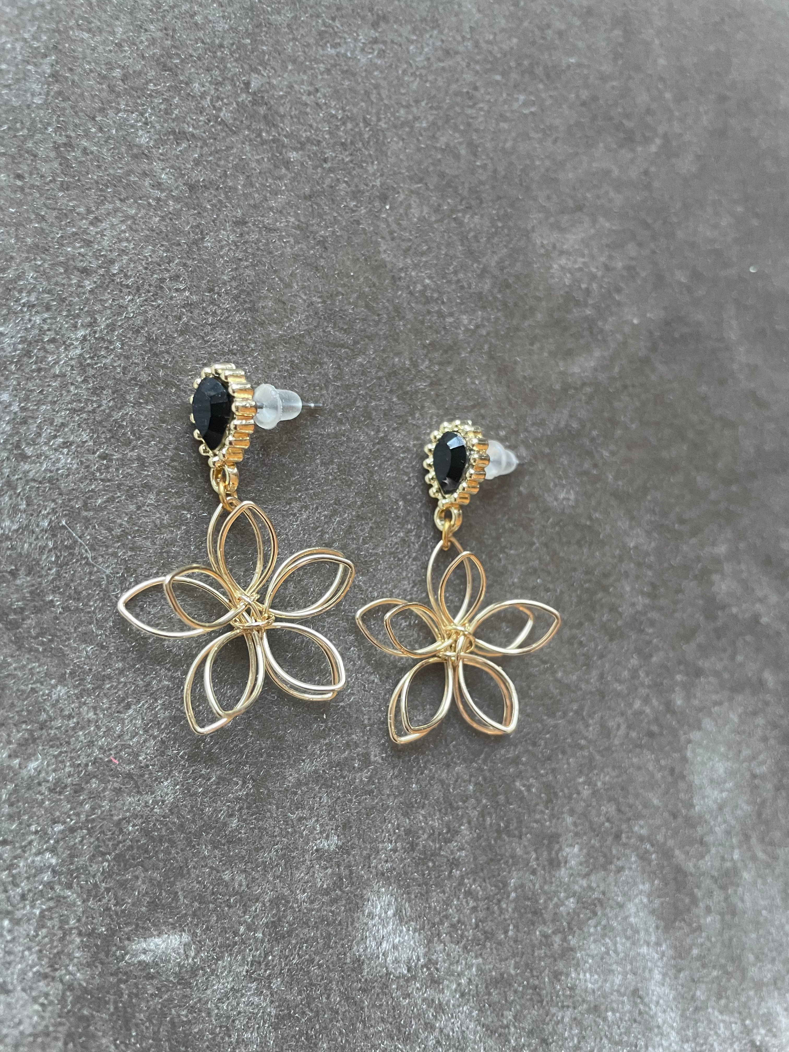 Oorbellen bloem goud_zwart