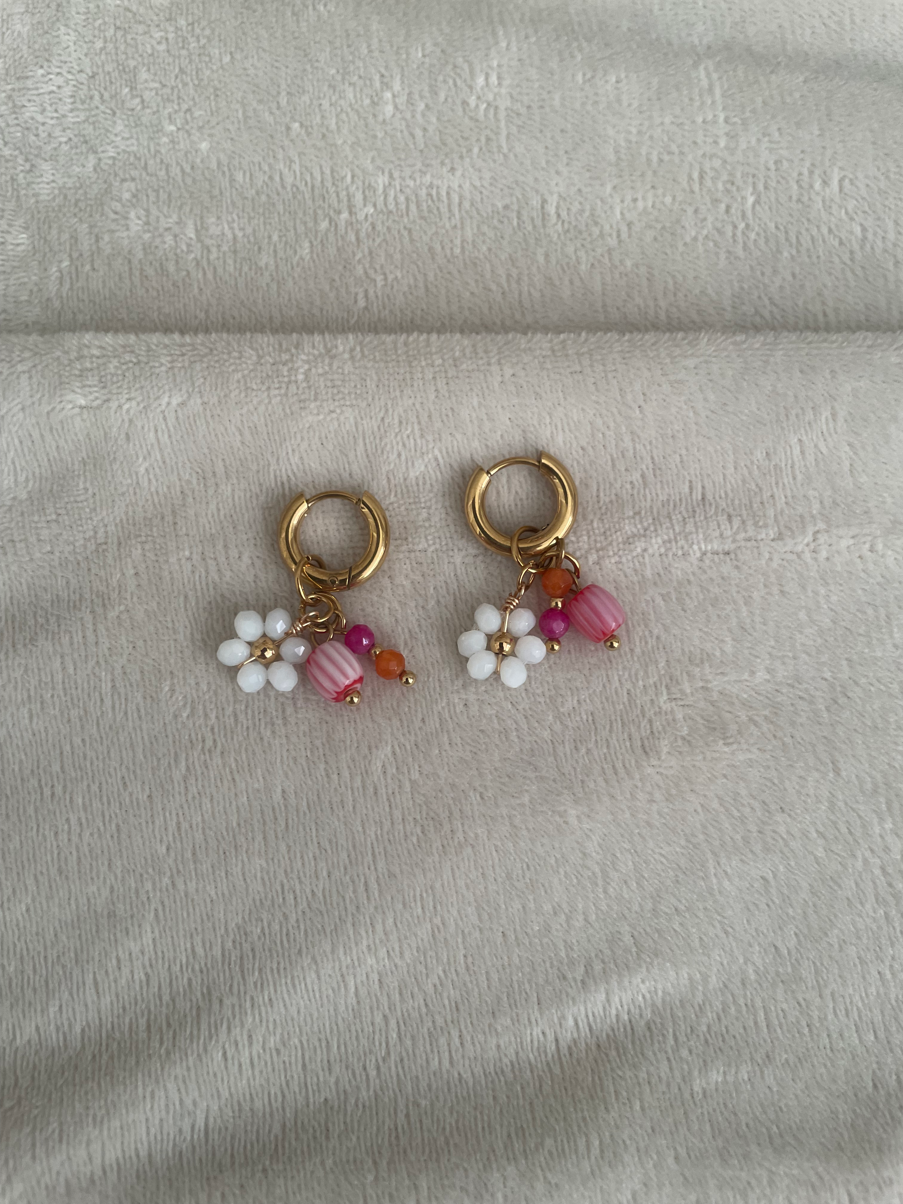 Oorringen met bedels bloem_roze
