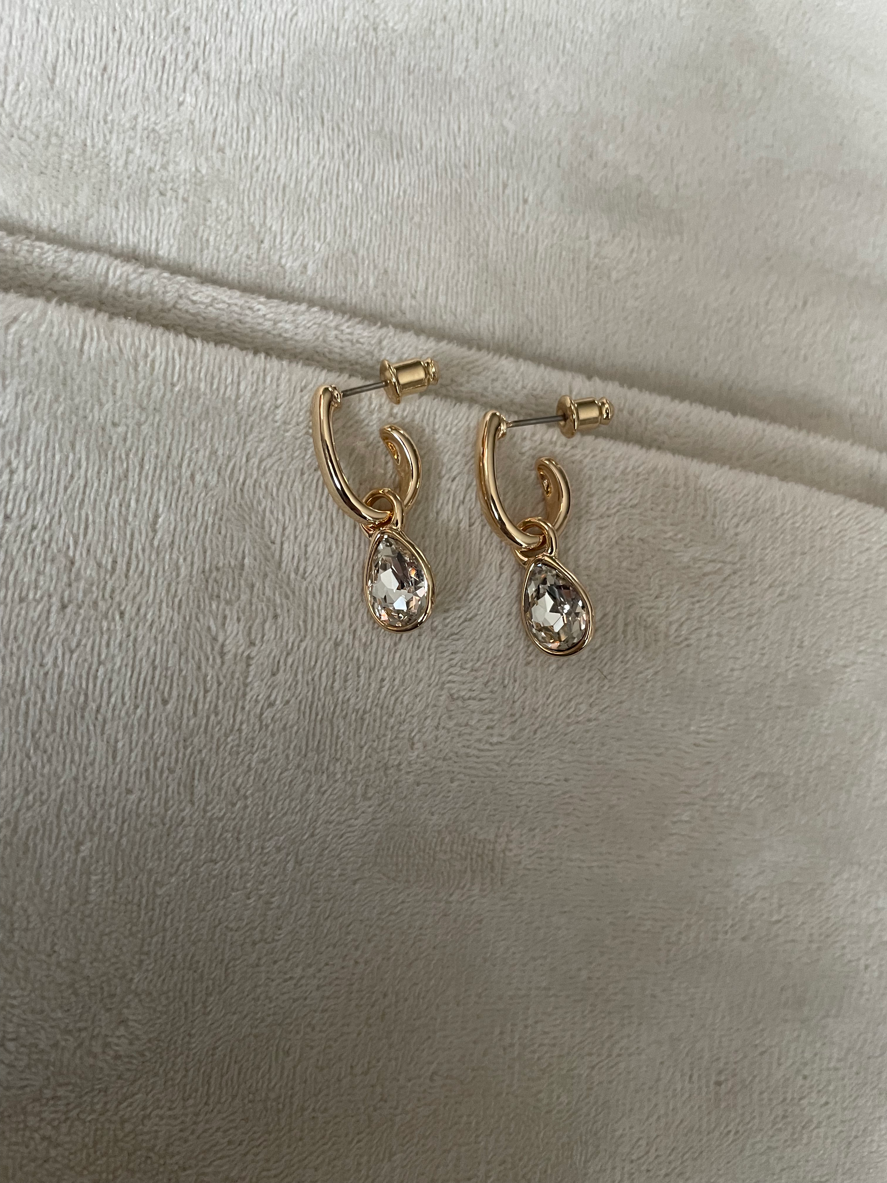 Oorbellen met neutraal steentje 