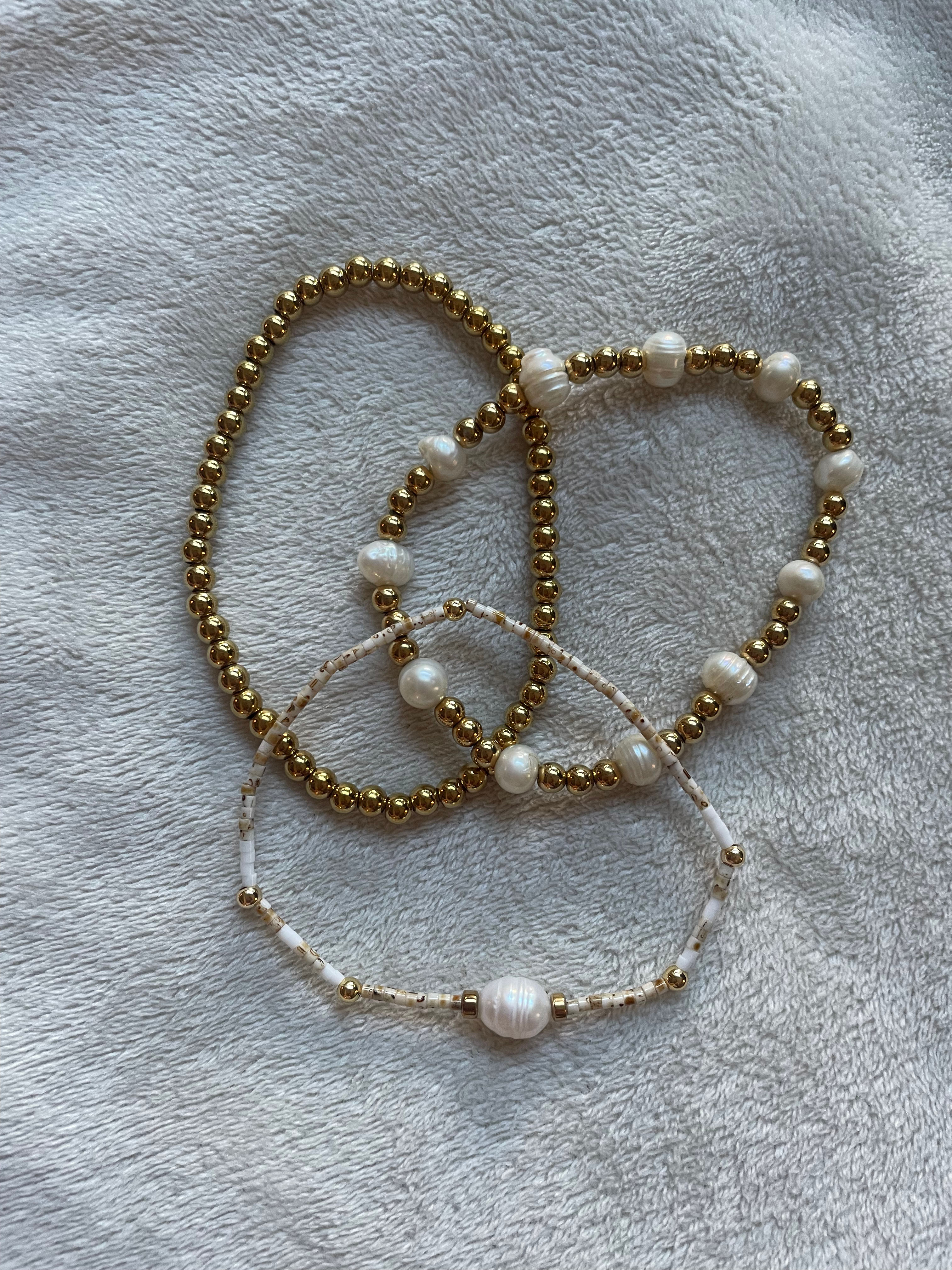 Armbandenset, 3 elastische armbandjes stainless steel. Goud_parel_beige