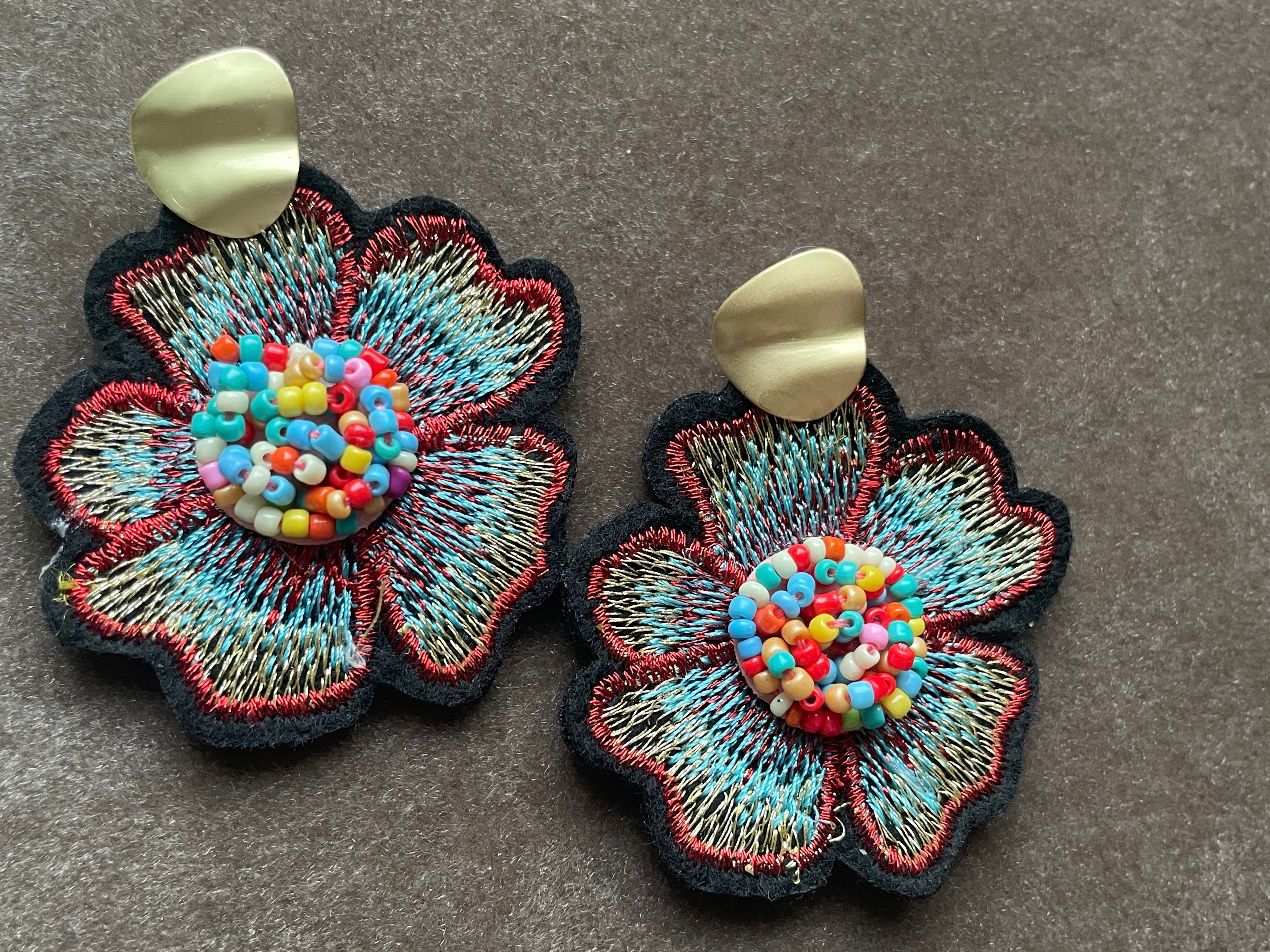 Oorbellen bloem meerkleurig mat gouden knopje