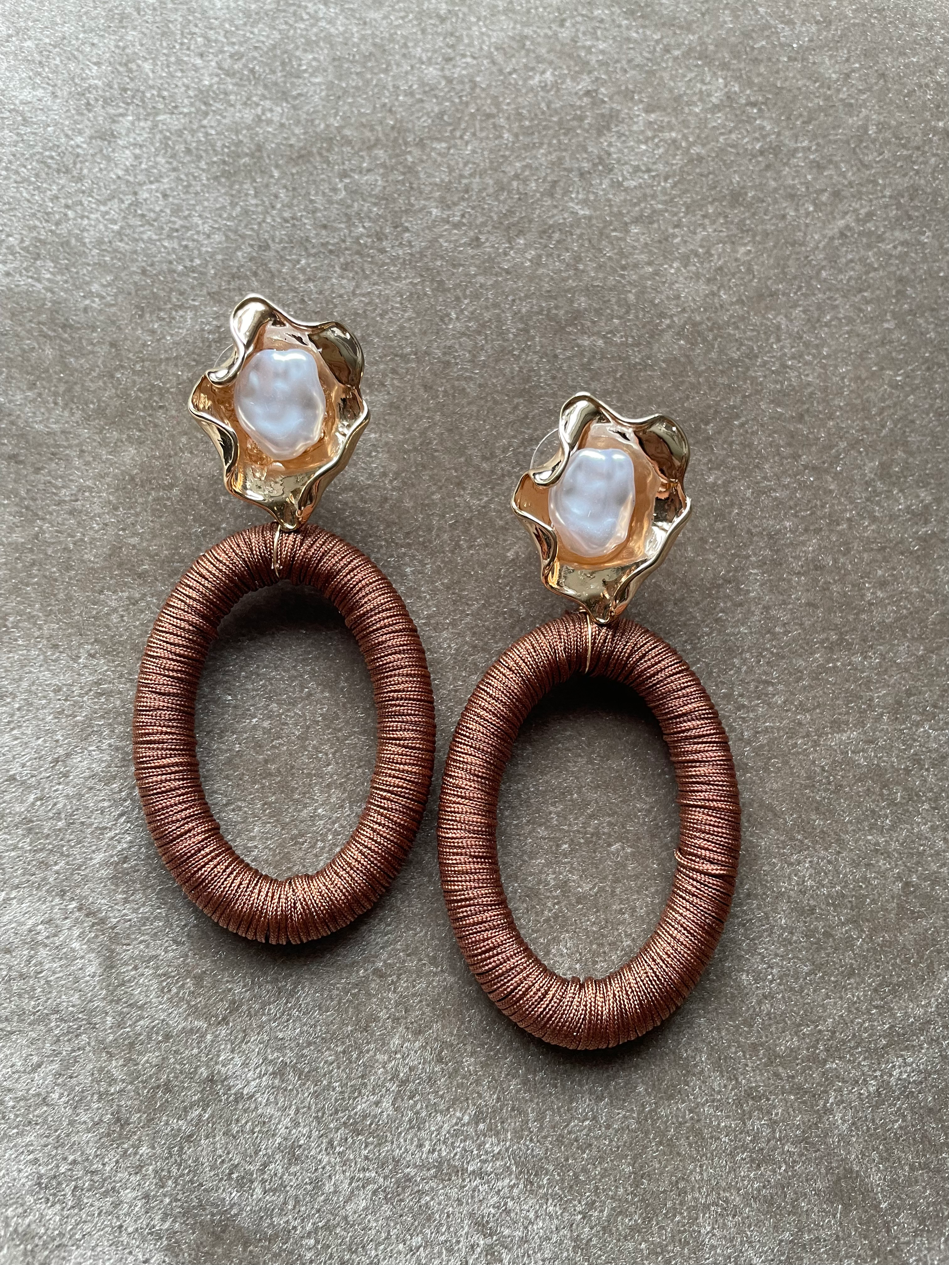 Oorbellen bruin met parel knopje 