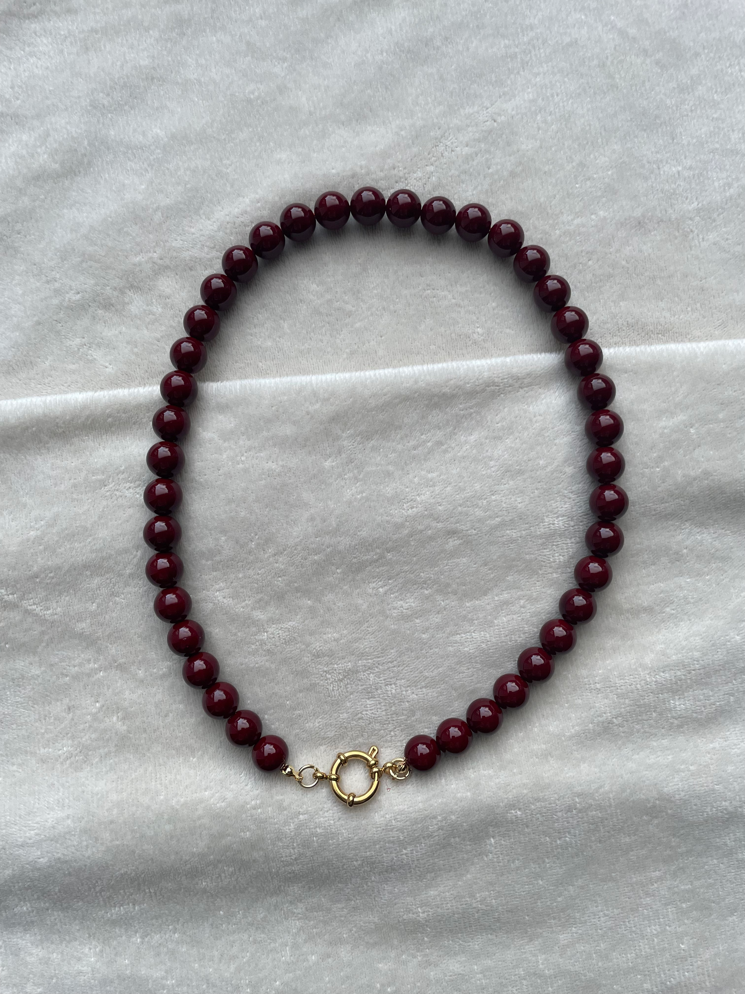 Bordeauxrode kralenketting met ronde stainless steel sluiting