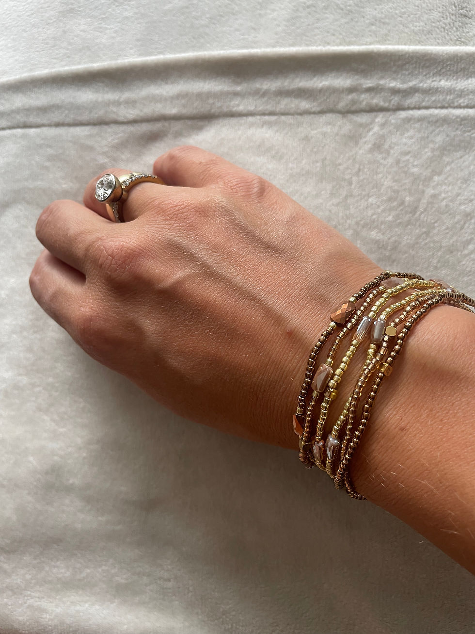 Thumbnail: Set van 6 elastische armbandjes lichtbruin_goud