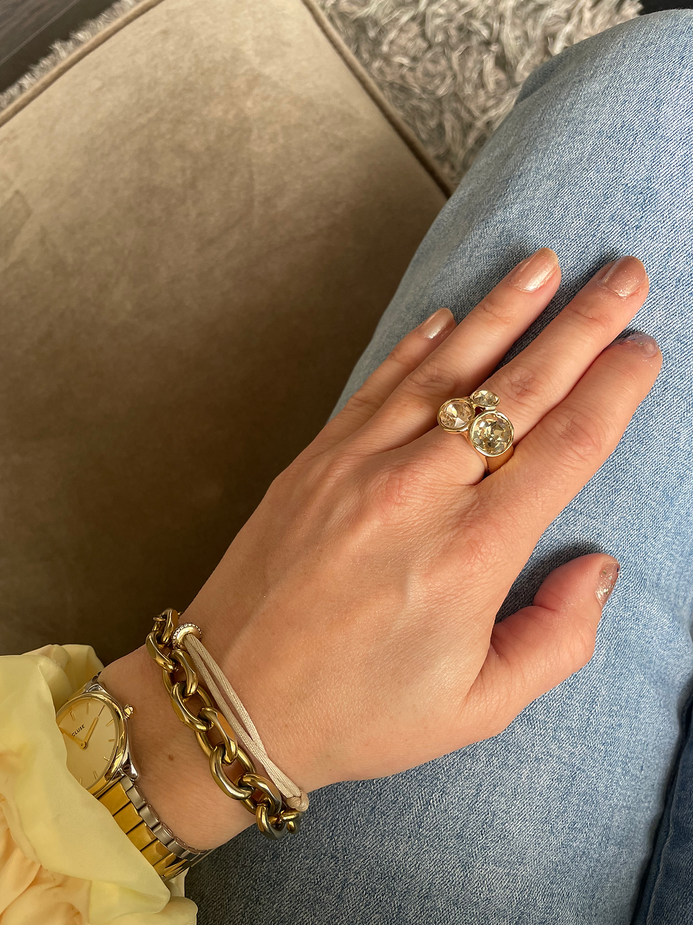 Thumbnail: Elastische ring met champagne kleurige steentjes