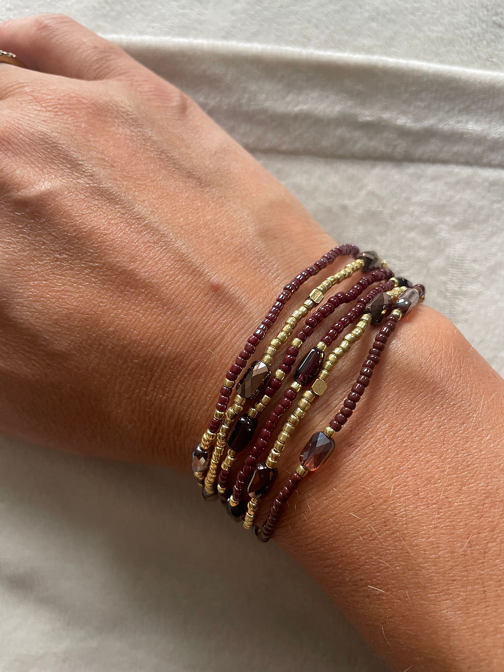 Thumbnail: Set van 6 elastische armbandjes donkerbruin_goud