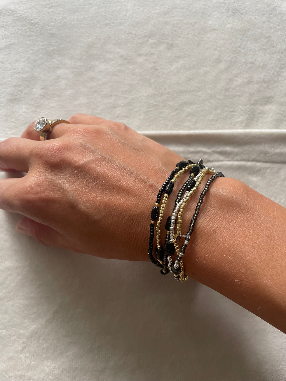 Thumbnail: Set van 6 elastische armbandjes zwart_goud