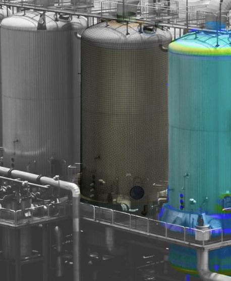 Sobreposicao ilustrativa de malha de elementos finitos sobre a foto de um vaso industrial real, cobrindo a superficie do costado.