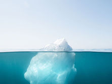 Iceberg com a ponta acima e a vasta massa submersa abaixo da linha d'água