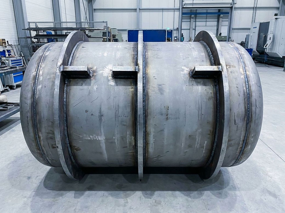 Vaso de pressão cilíndrico com anéis de reforço externos soldados ao costado, em oficina industrial.