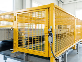 Proteção móvel de máquina industrial com chave de intertravamento instalada na borda