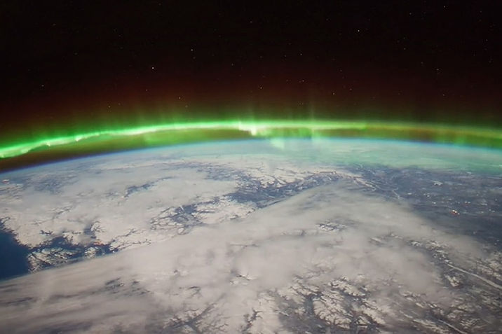 La ionosphère est une couche de l’atmosphère terrestre située entre environ 30 miles (48 km) et 600 miles (965 km) d’altitude. Elle se caractérise par une concentration élevée d’ions et d’électrons, ce qui lui confère des propriétés uniques.