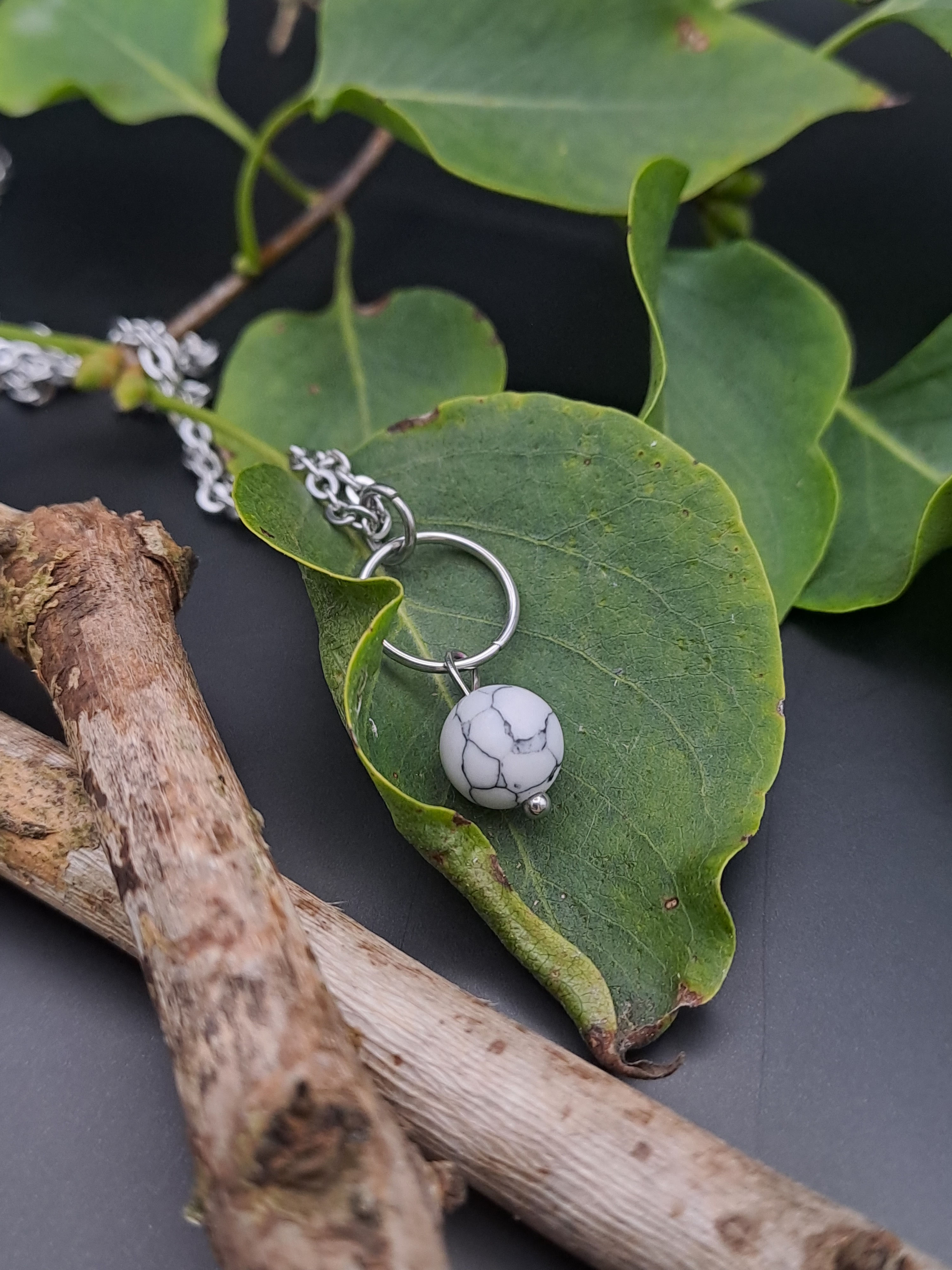 Halskette mit Howlithperle