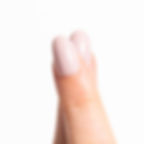 Close-up van Soft Serve short oval nude press-on nagels.