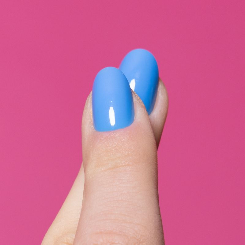 Pool Party blauwe short oval press-on nagels close-up.