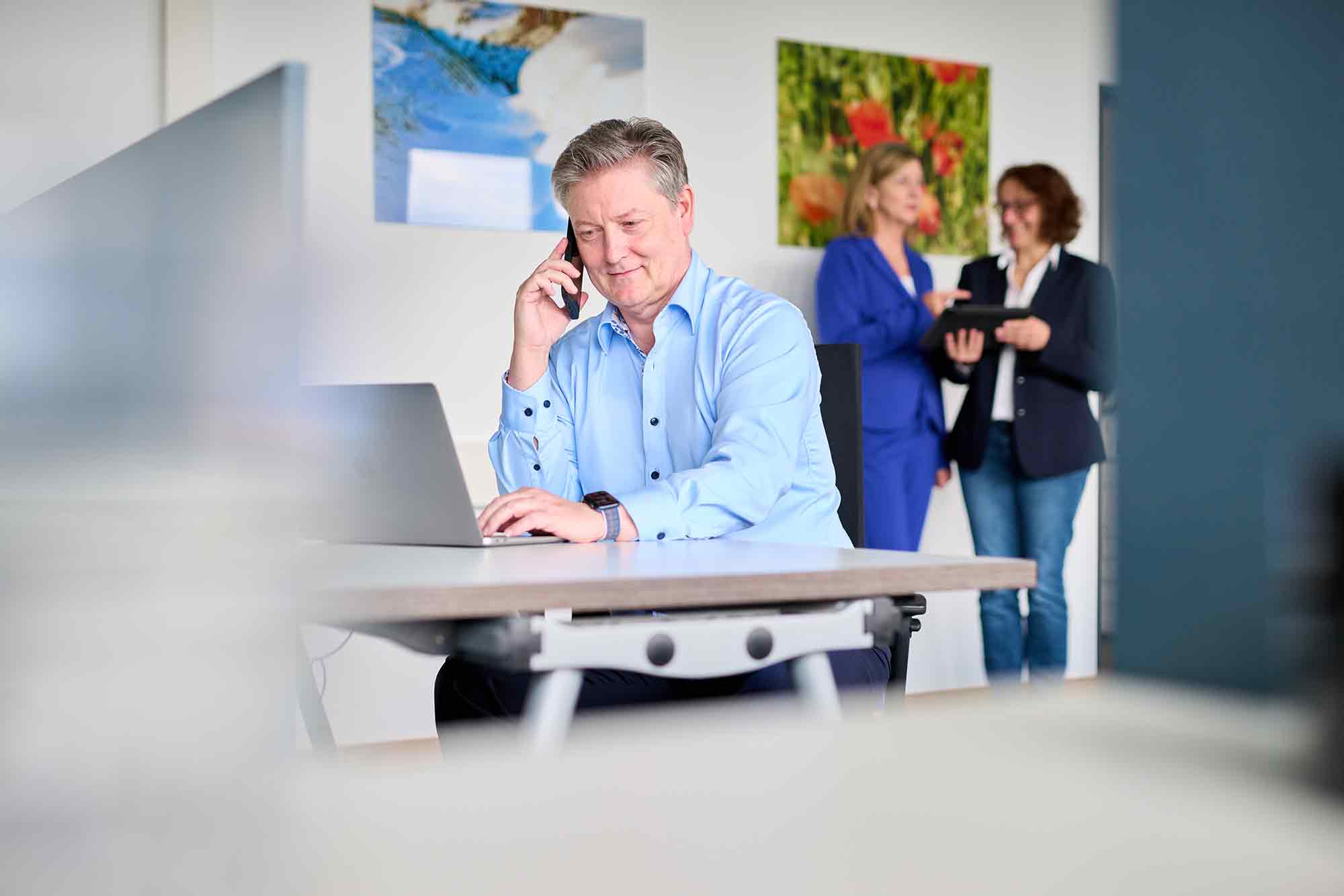 Christian Hermes am Telefon