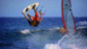 Kite / Windsurf / Catamaran/... Amateur de sensations et de nautisme vous trouverez ici un spot sure et de calité. Le "Koksijde Yot Club" offre un chenal pour catamarrant, Windsurf et Kitesurf, ... Des cours sont donné, mais aussi la possibilité de pratiquer votre sport en sécurité et en légalité.