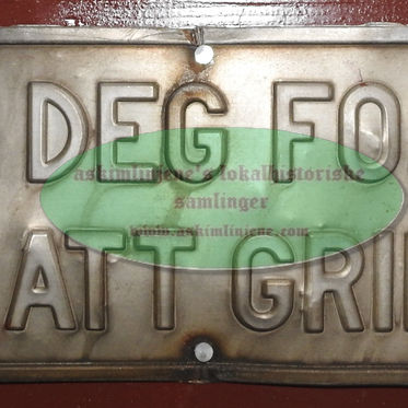 Skilt "Vara deg for tog lat att grinda"