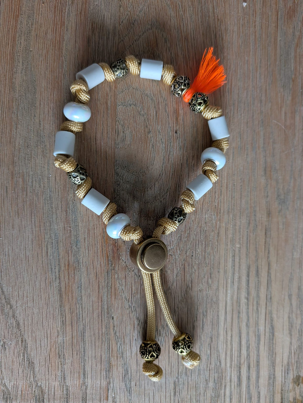 Anti‑tekenketting voor de hond met goudkleurig koord, witte EM‑kralen, glanzende parelglans kralen en bronzen bedels