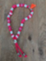 Anti-tekenketting voor de hond met witte EM-kralen, roze en paarse sierkralen, roze koord en zilverkleurige bedels