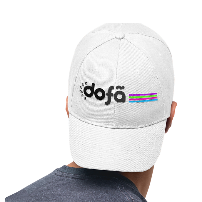 Boné branco com a logo do Espaço do Fã estampada na parte frontal.