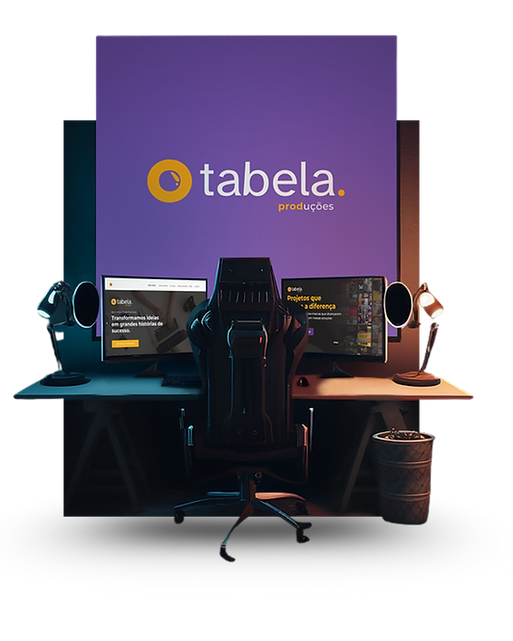 Estação de trabalho com cadeira gamer e três monitores exibindo o site da Tabela Produções, com fundo roxo e logo em destaque