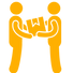 Ícone de duas pessoas segurando uma engrenagem, representando trabalho em equipe e construção conjunta de soluções.