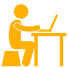 Pessoa em mesa de trabalho com computador, representando produtividade digital